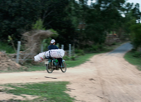 Một người dân xã Cam Phước Đông đưa than xuống núi