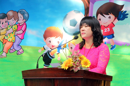 Cô Bùi Thị Thu Hà, hiệu trưởng nhà trường phát biểu khai mạc.
