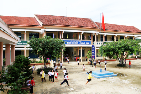 Hệ thống trường học trên địa bàn huyện Khánh Sơn được xây dựng khang trang, kiên cố