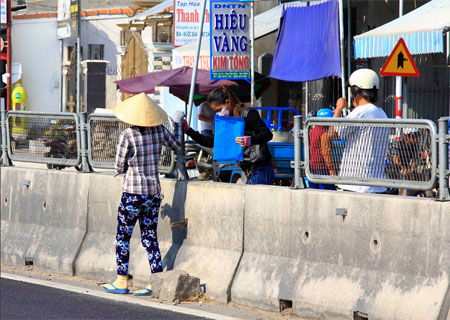 Khoảng 1 tuần trở lại đây, tuyến Quốc lộ 1 qua địa bàn huyện Vạn Ninh xuất hiện tình trạng các tấm lưới chống lóa trên dải phân cách bị người dân tháo dỡ