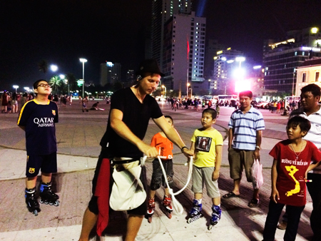 Viktor biểu diễn các tiết mục ảo thuật tại Quảng trường 2-4