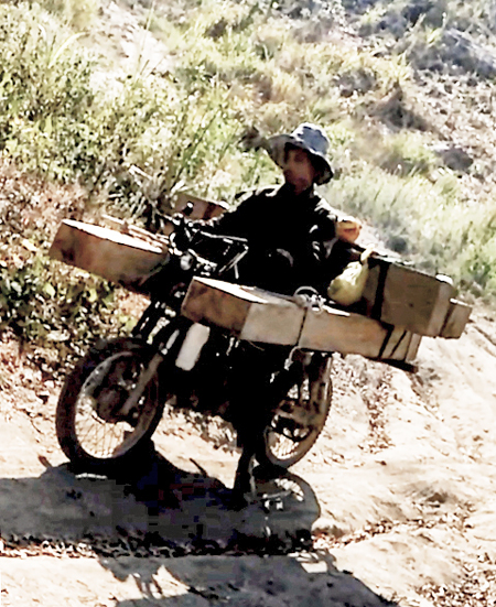 Lâm tặc sử dụng xe độ để chuyển gỗ lậu qua rừng căm xe ở xã Ninh Tây (ảnh chụp ngày 22-3)