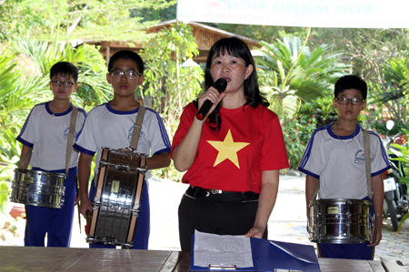 Cô Nguyễn Thị Hải Yến – Hiệu trưởng Trường Tiểu học Phương Sài phát biểu khai mạc hội trại