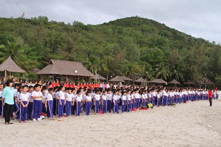 Học sinh, giáo viên và phụ huynh nghiêm trang cho buổi lễ thả hoa tưởng nhớ những người đã hy sinh bảo vệ biển đảo tổ quốc