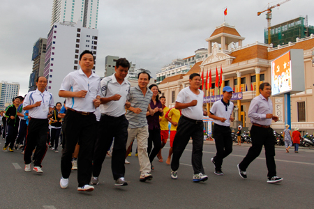 Đoàn lãnh đạo các cơ quan, đơn vị tham gia chạy Olympic