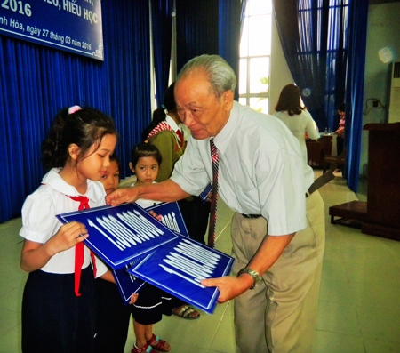 Trao thưởng và học bổng cho 306 học sinh