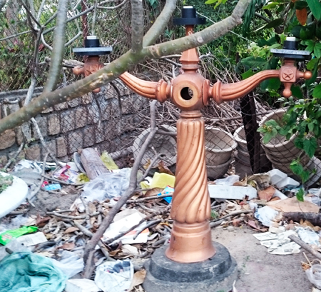 Nhiều trụ đèn đường bị hỏng