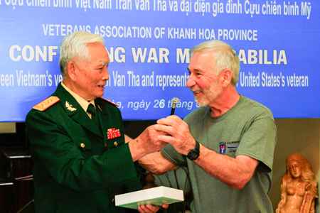Trao trả kỷ vật chiến tranh cho cựu binh Mỹ