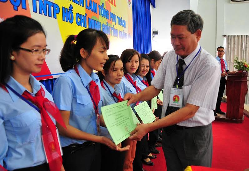 Ban tổ chức trao giấy chứng nhận cho các thí sinh