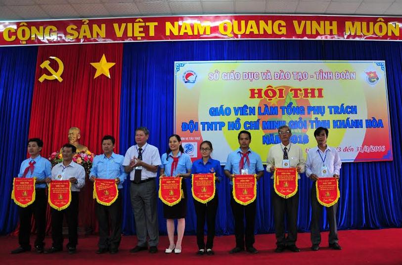 Ông Trần Quang Mẫn – Phó Giám đốc Sở Giáo dục và đào tạo, Trưởng ban tổ chức hội thi trao cờ lưu niệm cho các đội