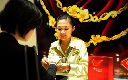 Giá vàng SJC tiếp tục trượt dốc phiên đầu tuần