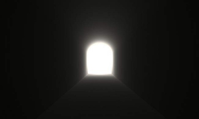 Những người trải qua kinh nghiệm cận tử thường tiết lộ nhiều điều huyền bí, chẳng hạn như đi vào một đường hầm sáng kỳ lạ, đoàn tụ với người thân và có cảm giác bình yên. Một số người cho rằng trải nghiệm cận tử là ảo giác tự nhiên, xảy ra do khi não bị tổn thương. Nhưng một số khác tin tưởng đây là các bằng chứng cho sự tồn tại của thế giới bên kia. Ảnh: Dreamstime.