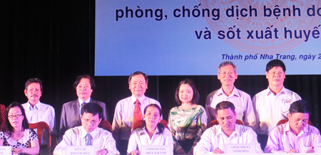 Lãnh đạo UBND các huyện, thị xã, thành phố và Sở Y tế ký cam kết
