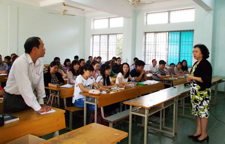 PGS.TS Nguyễn Thị Kim Anh giảng bài tại lớp đào tạo thạc sĩ