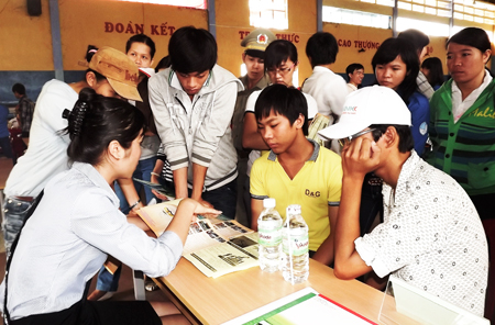 Người lao động tìm hiểu thông tin xuất khẩu lao động tại Trung tâm Dịch vụ việc làm tỉnh