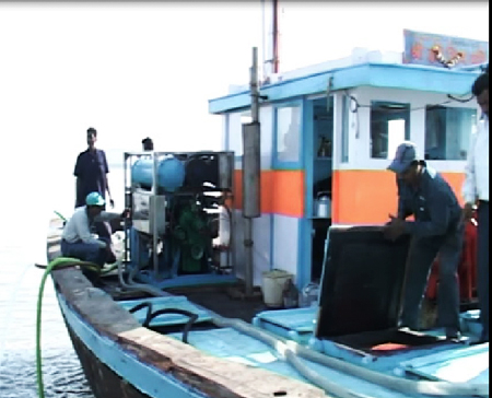 Lắp đặt máy sản xuất nước đá sệt trên tàu cá