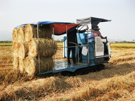 Một nông dân chế tạo thành công máy cuốn rơm