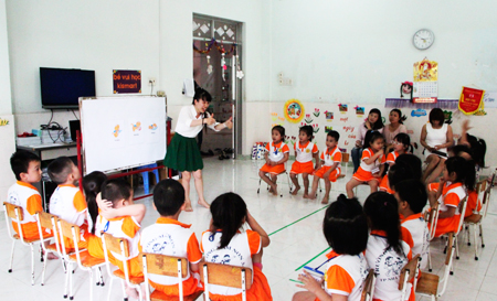 Giúp trẻ thích thú làm quen với ngoại ngữ