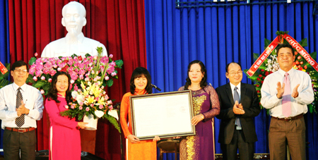 Lãnh đạo tỉnh trao quyết định của Thủ tướng Chính phủ thành lập Trường Đại học Khánh Hòa  cho ban giám hiệu nhà trường