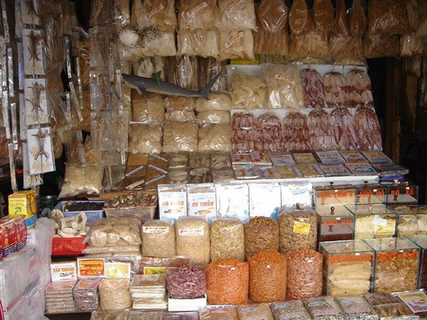 Di dời ngành hàng trái cây và hải sản khô vào Chợ Đầm mới