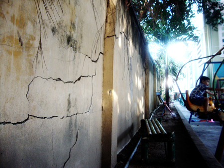 Sớm khắc phục tường bao nguy hiểm