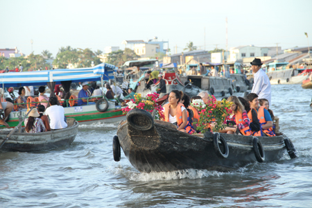 Du khách đi tham quan chợ nổi Cái Răng (Cần Thơ)