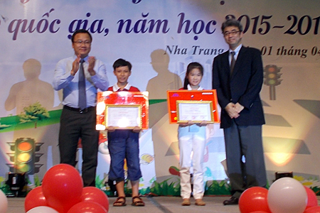 Ban tổ chức trao giải nhất cho các học sinh.