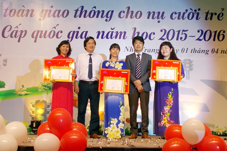 Cô Từ Mai Kiều (giữa) nhận giấy chứng nhận đạt giải nhất.