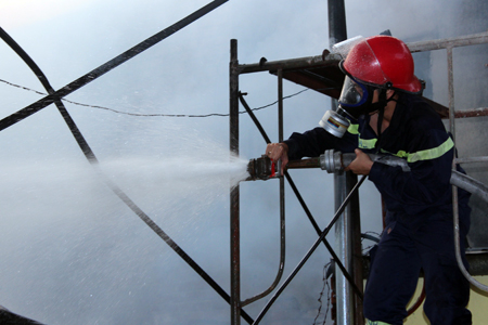 Lực lượng chữa cháy chuyên nghiệp tham gia chữa cháy.