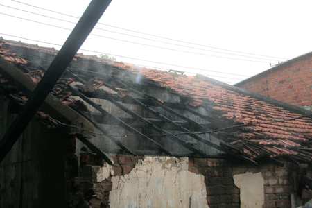 Ngọn lửa làm một phần mái nhà 21 bị đổ sập.