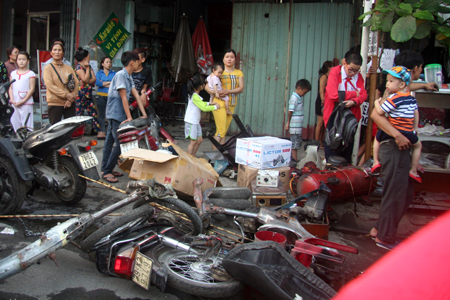 Tiệm sửa xe sát nhà số 21 của ông Nguyễn Thế Thanh Nam phải di chuyển nhiều xe của khách ra đường Phước Long để tránh ngọn lửa.