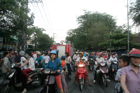 Kẹt xe cục bộ trên đường Phước Long.