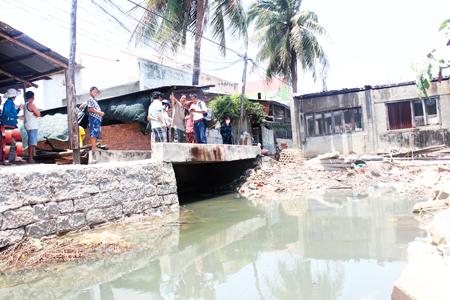 Phần mương hở ở tổ dân phố Lợi Thủy và các đường ống nối vào mương hộp sẽ làm cho môi trường ô nhiễm. 