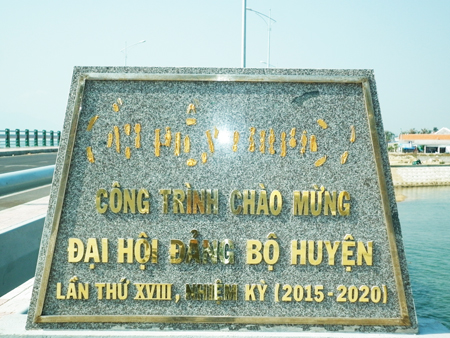 Bảng tên cầu bị tróc chữ