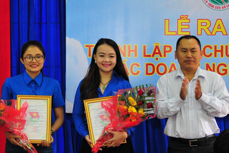 Ông Lê Đức Trọng – Bí thư Đoàn Khối doanh nghiệp tỉnh Khánh Hòa trao quyết định thành lập cho 2 đơn vị