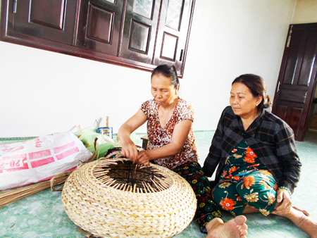 Nghề thủ công góp phần tăng thêm thu nhập cho nhiều phụ nữ