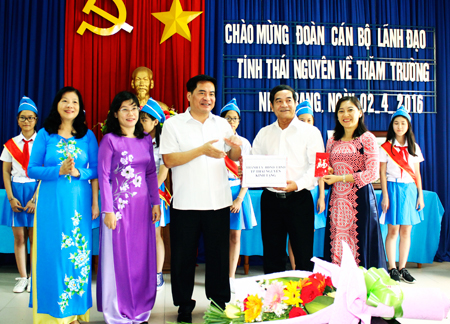 Lãnh đạo TP. Thái Nguyên và Trường THCS Thái Nguyên giao lưu, tặng quà cho nhau