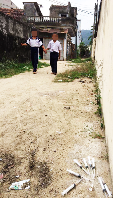 Sau khi sử dụng, các đối tượng nghiện ma túy bỏ lại bơm kim tiêm bên đường đi