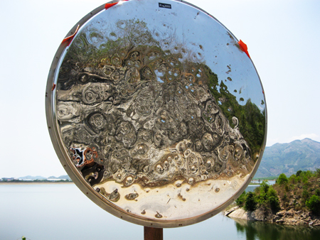 Gương cầu lồi bị phá hỏng