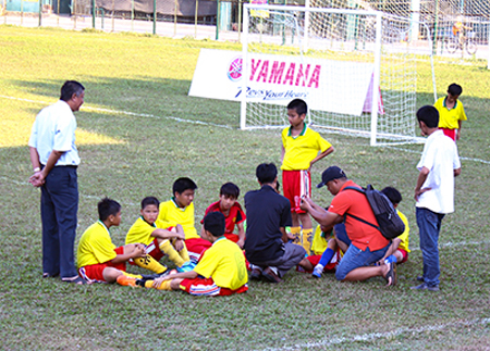 Discussing before penalty shootout.