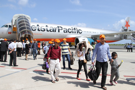 Hành khách đi máy bay của Jetstar Pacific đến Sân bay quốc tế Cam Ranh