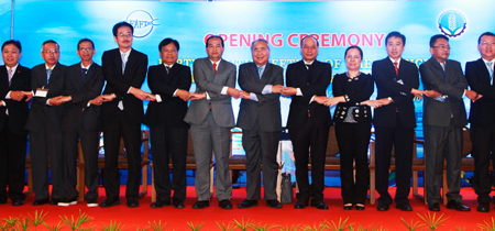 Đại diện các nước trong Seafdec nắm chặt tay nhau cùng hướng tới mục tiêu phát triển ngành thủy sản bền vững