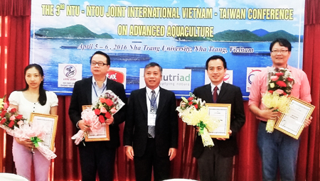 Lãnh đạo Trường Đại học Nha Trang trao giấy chứng nhận cho các nhà tài trợ chương trình