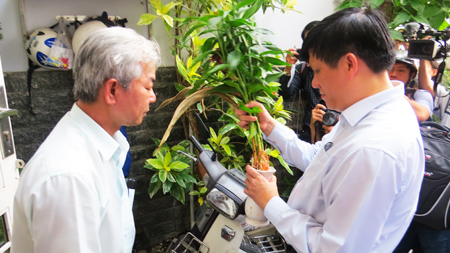 Thứ trưởng Bộ Y tế Nguyễn Thanh Long đang kiểm tra lọ hoa ở nhà hộ dân gần chùa Linh Thứu