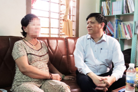 Thứ trưởng Bộ Y tế Nguyễn Thanh Long đang trao đổi với bệnh nhân