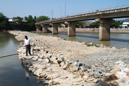 Đập ngăn mặn ở chân cầu Vĩnh Phương chỉ là bán kiên cố nên khó ngăn mặn khi mực nước phía trên đập xuống quá thấp