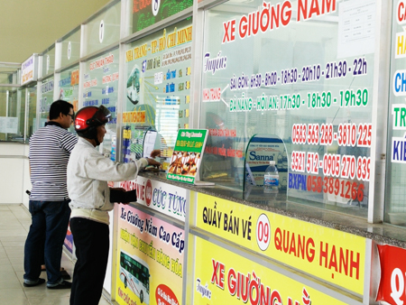 Hành khách mua vé tại Bến xe phía Nam TP. Nha Trang