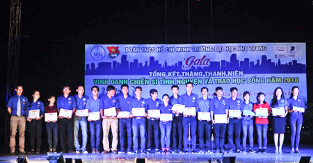 Trao 20 suất học bổng cho cán bộ đoàn, hội