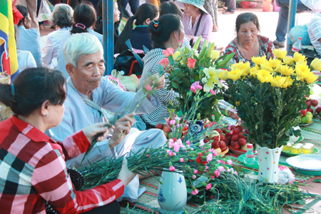 Chuẩn bị lễ vật dâng lên Thánh Mẫu