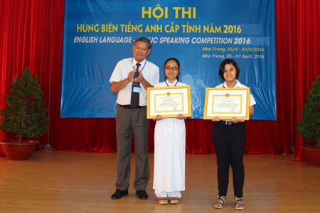 Ông Trần Quang Mẫn, Phó Giám đốc Sở Giáo dục và Đào tạo trao giải nhất cho 2 thí sinh.